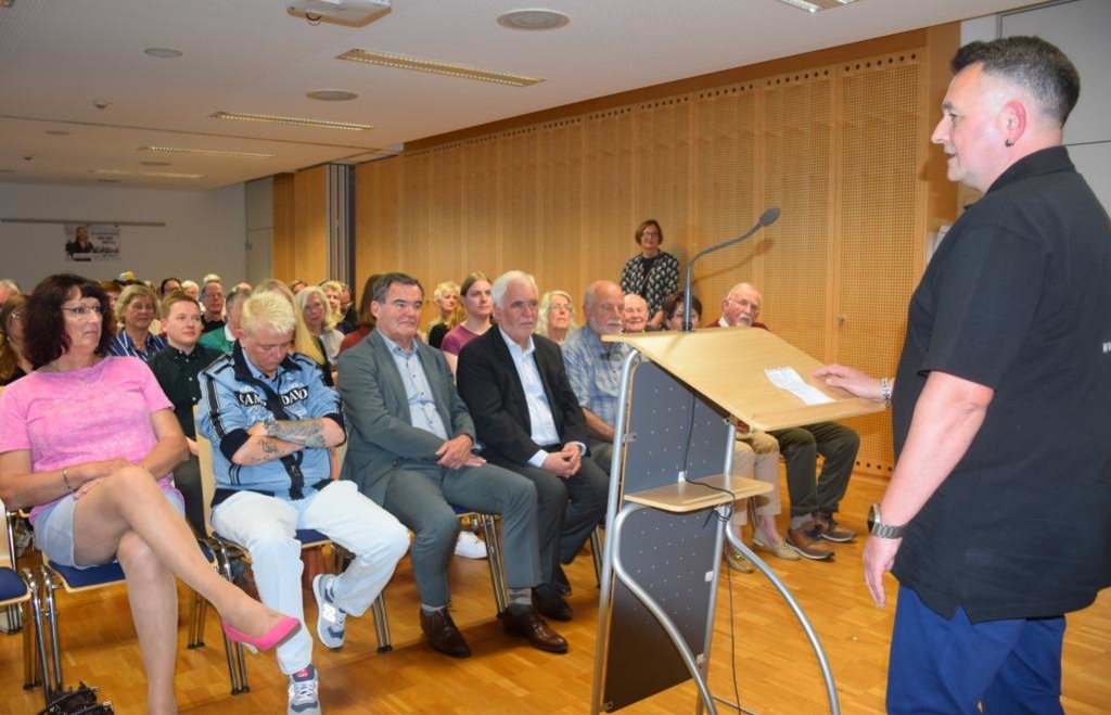 Warum der Besuch des Pfaffenhofener Finanzamts queeren Menschen hilft – Pressebild