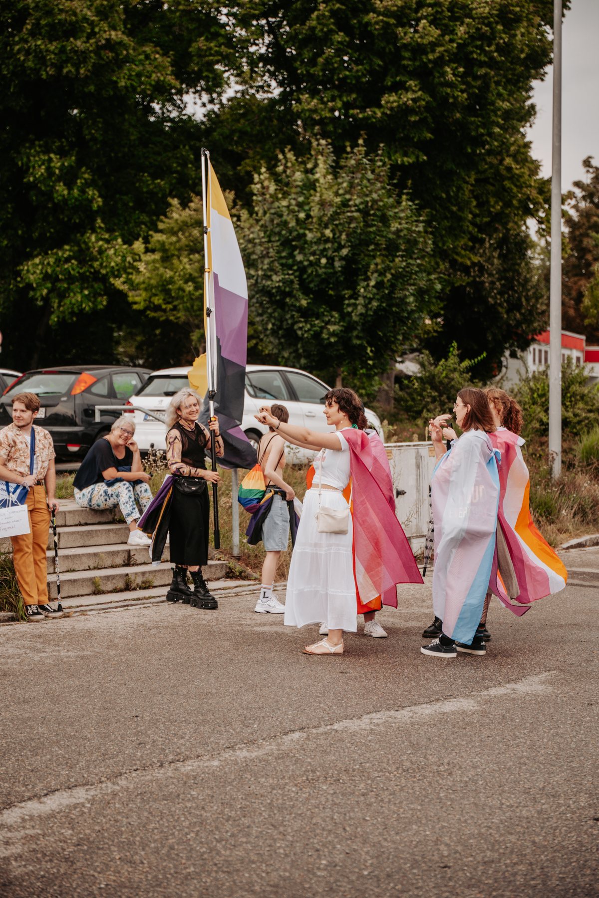 Menschen mit Pride-Flaggen beim CSD Pfaffenhofen 2025