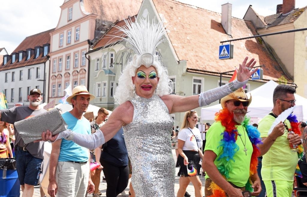 Erster Pfaffenhofener Christopher Street Day wird zum fröhlichen Fest mit bunten Gästen – Pressebild