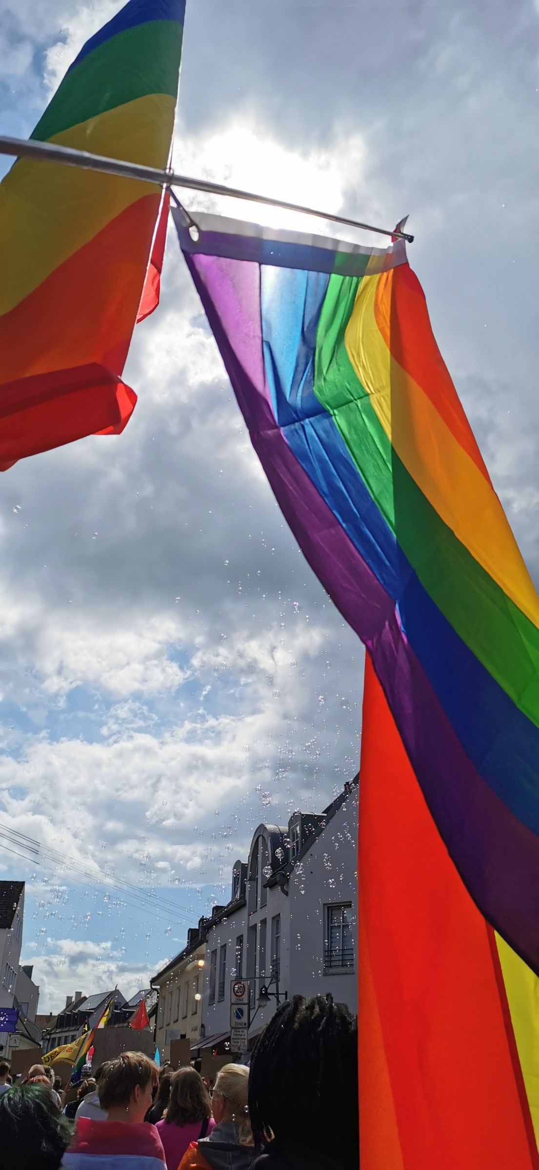 Große Regenbogenflaggen wehen über dem CSD Pfaffenhofen 2026.
