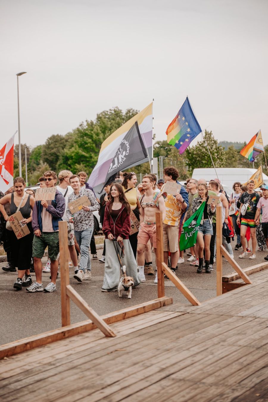 Teilnehmende der CSD-Demonstration in Pfaffenhofen 2025